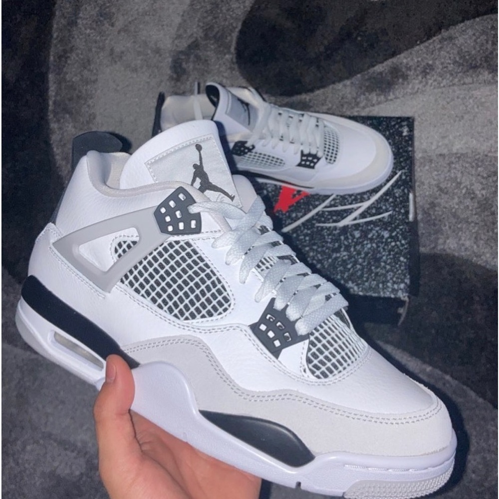 WORN A COUPLE TIMES but still in very good condition. Jordan 4s military black